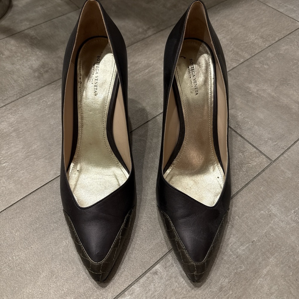 Bottega Veneta Elegant Black Leather Pumps